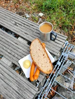 Paprikawürstchen Mit Senf Und Brot